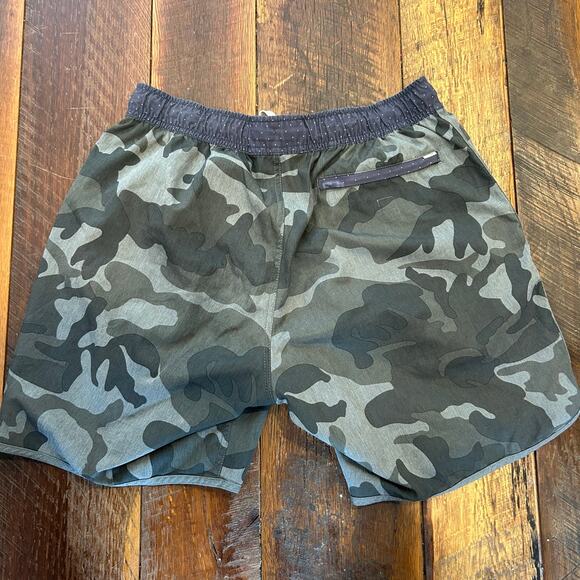 VUORI Men's Camo Banks 7" Versatile Athletic Shorts - Picture 5 of 8